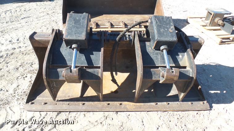 image for item DX9760 Caterpillar skid steer grapple bucket