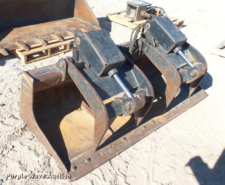 Caterpillar skid steer grapple bucket in Wichita, KS Item DX9760 sold