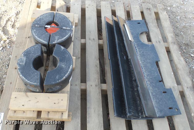 Bobcat counterweight in Wichita, KS Item DX9870 sold Purple Wave
