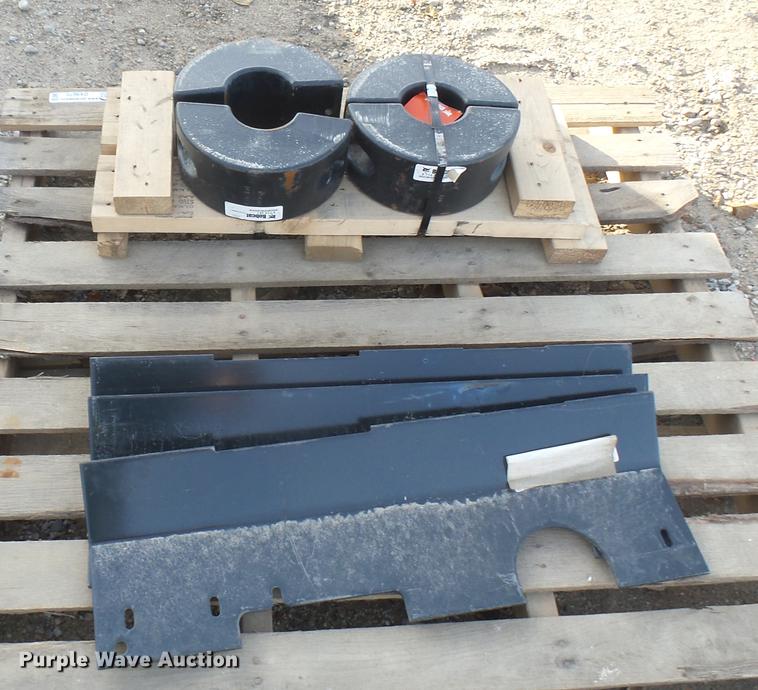 image for item DX9870 Bobcat counterweight