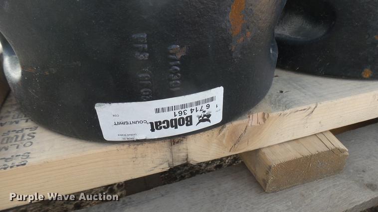 image for item DX9870 Bobcat counterweight