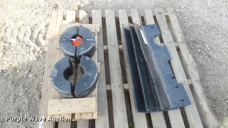 image for item DX9870 Bobcat counterweight