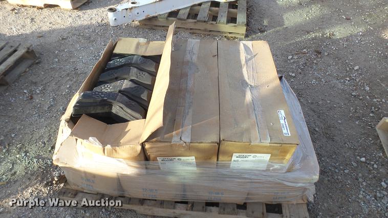 image for item DX9871 (77) SolidBoss 12-16.5 Altrakka III Bobcat rubber segments