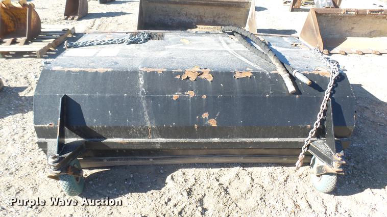 image for item ED9247 John Deere BP72 skid steer broom