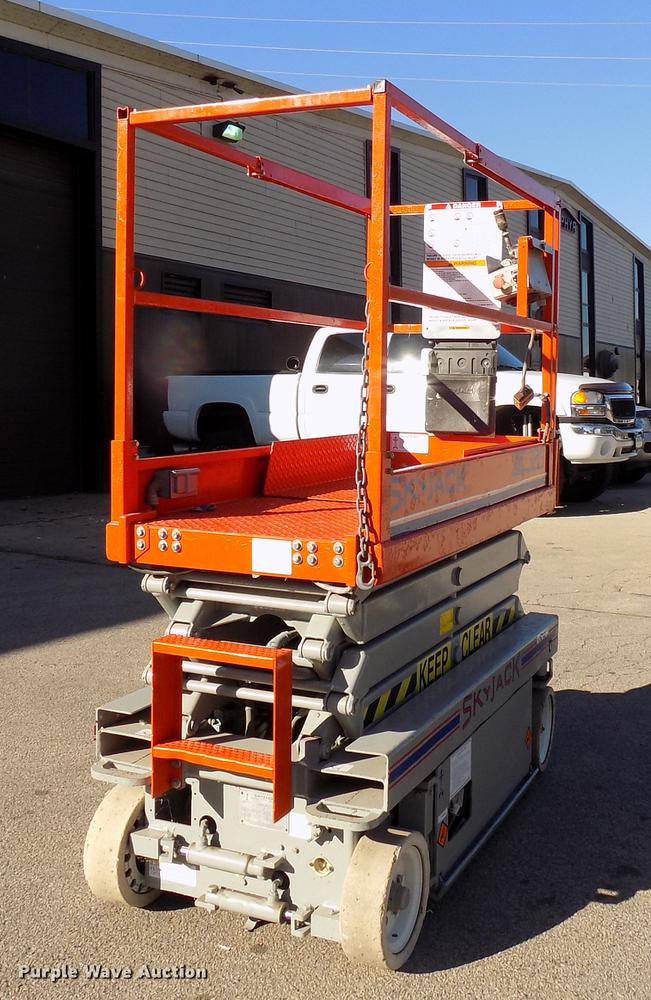 image for item EE9277 2000 Sky Jack SJIII 3219 scissor lift