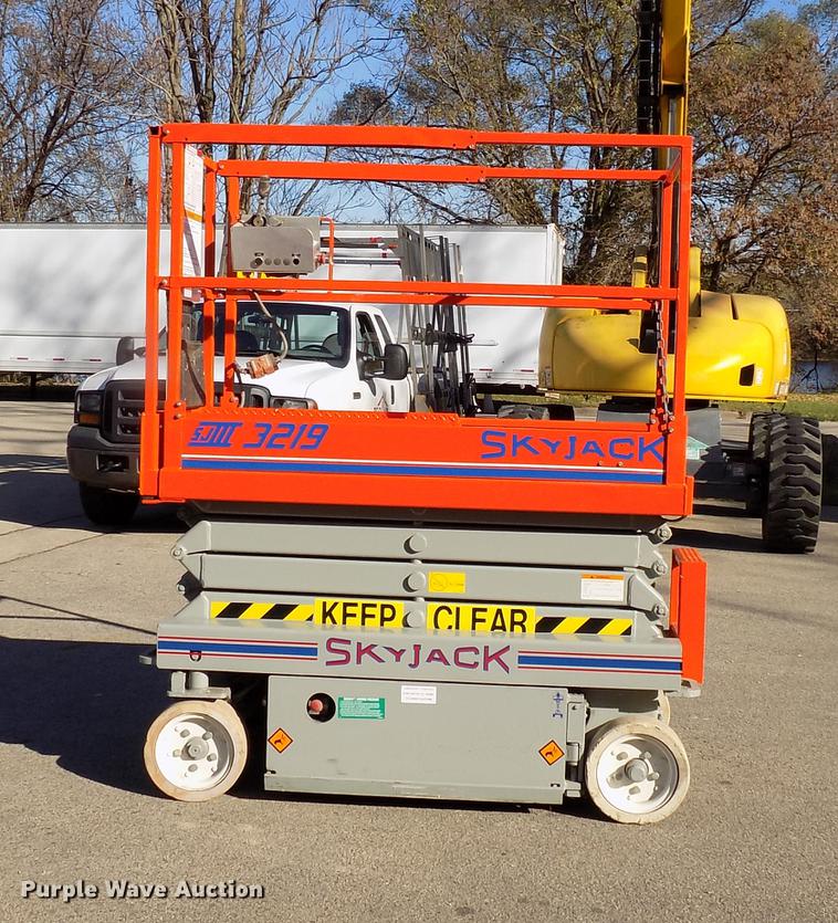 image for item EE9277 2000 Sky Jack SJIII 3219 scissor lift