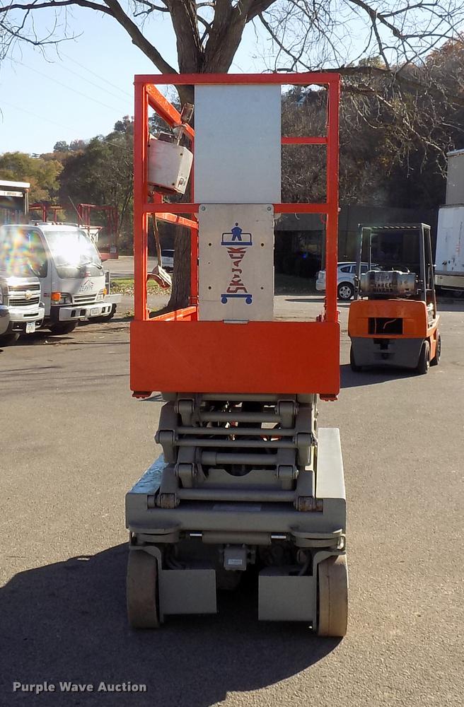 image for item EE9277 2000 Sky Jack SJIII 3219 scissor lift