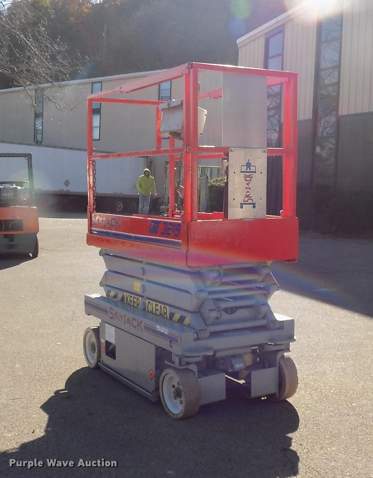image for item EE9277 2000 Sky Jack SJIII 3219 scissor lift