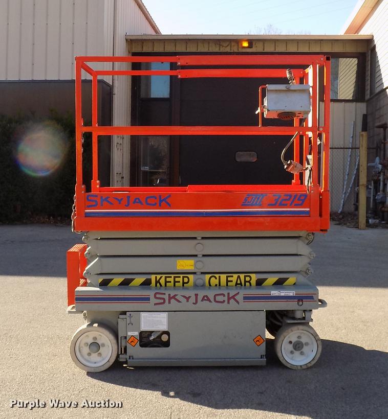 image for item EE9277 2000 Sky Jack SJIII 3219 scissor lift