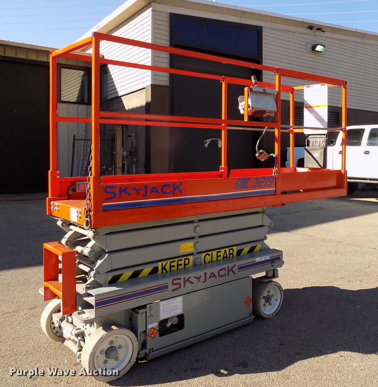 image for item EE9277 2000 Sky Jack SJIII 3219 scissor lift