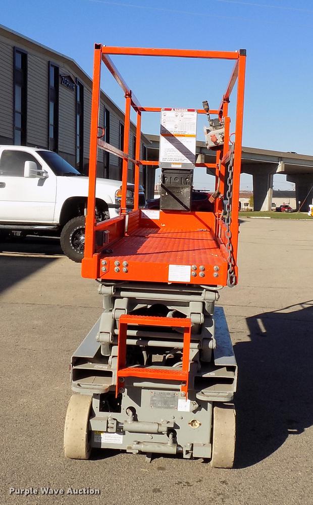 image for item EE9277 2000 Sky Jack SJIII 3219 scissor lift