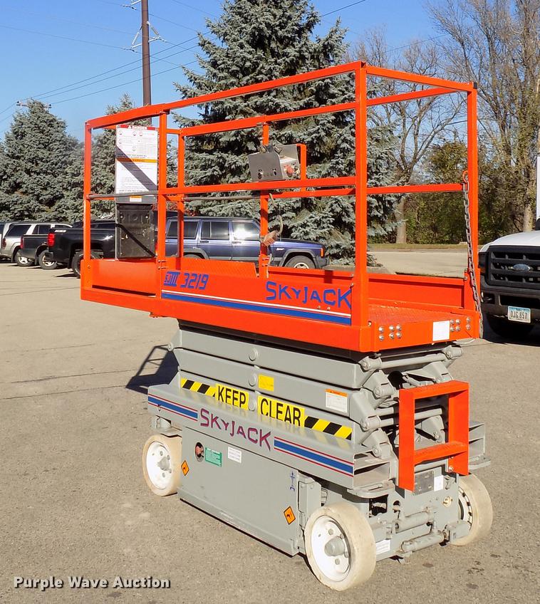image for item EE9277 2000 Sky Jack SJIII 3219 scissor lift