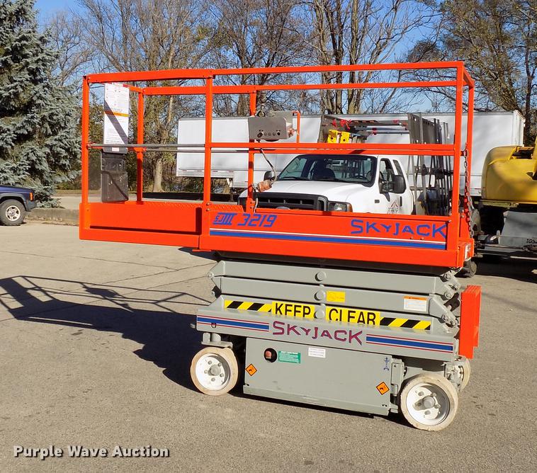 image for item EE9277 2000 Sky Jack SJIII 3219 scissor lift