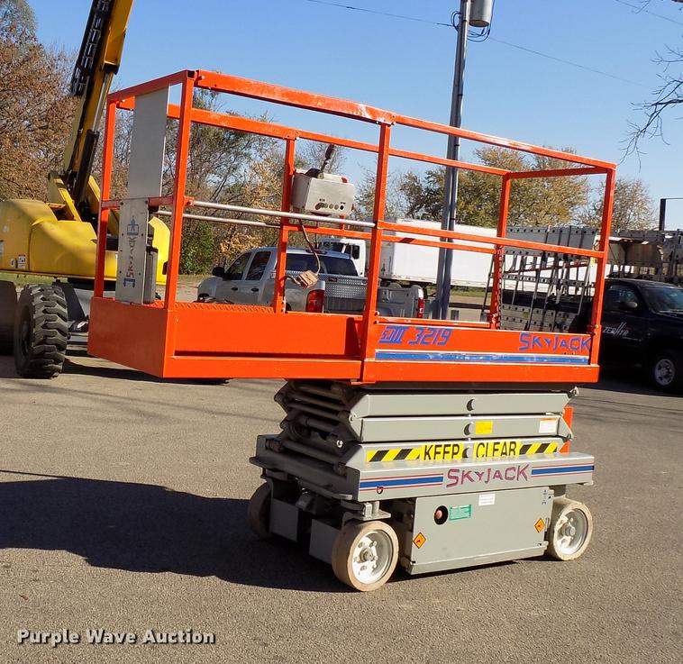 image for item EE9277 2000 Sky Jack SJIII 3219 scissor lift