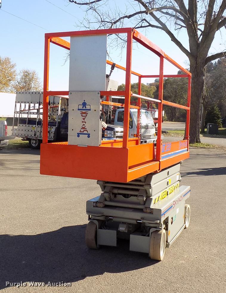 image for item EE9277 2000 Sky Jack SJIII 3219 scissor lift