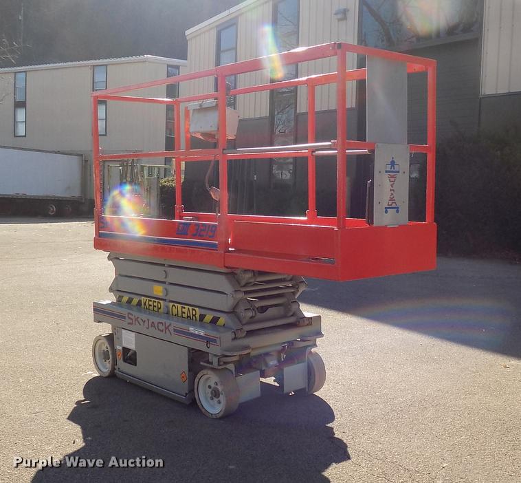 image for item EE9277 2000 Sky Jack SJIII 3219 scissor lift