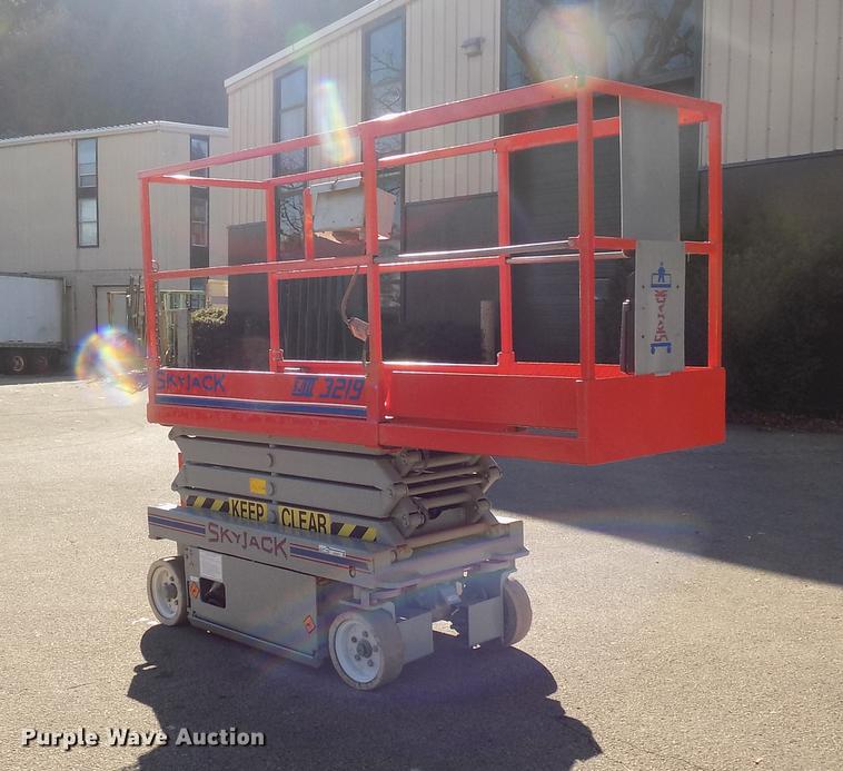 image for item EE9277 2000 Sky Jack SJIII 3219 scissor lift