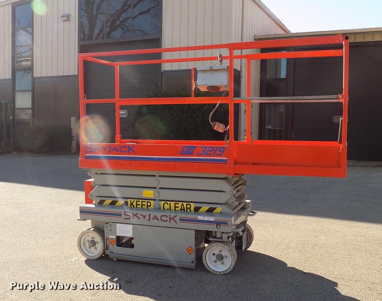 image for item EE9277 2000 Sky Jack SJIII 3219 scissor lift