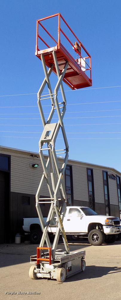 image for item EE9277 2000 Sky Jack SJIII 3219 scissor lift