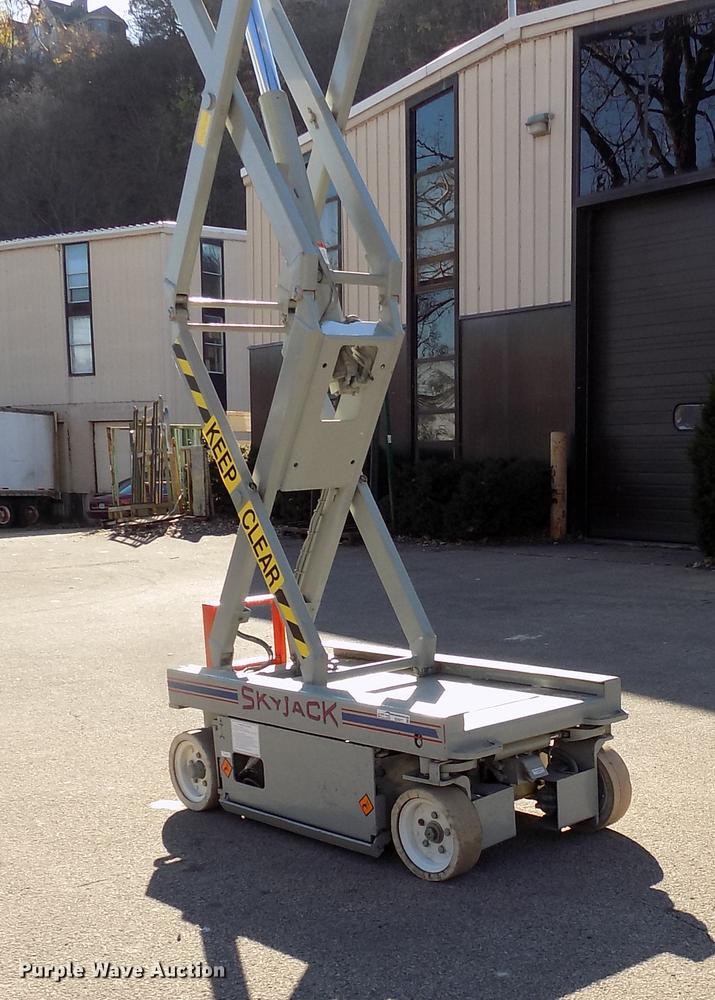 image for item EE9277 2000 Sky Jack SJIII 3219 scissor lift
