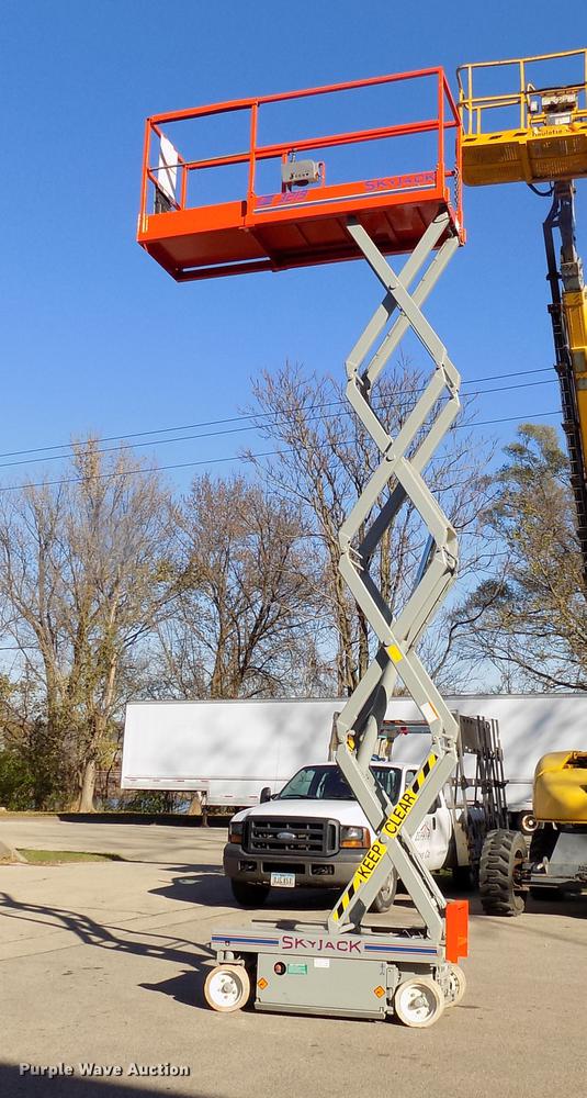 image for item EE9277 2000 Sky Jack SJIII 3219 scissor lift