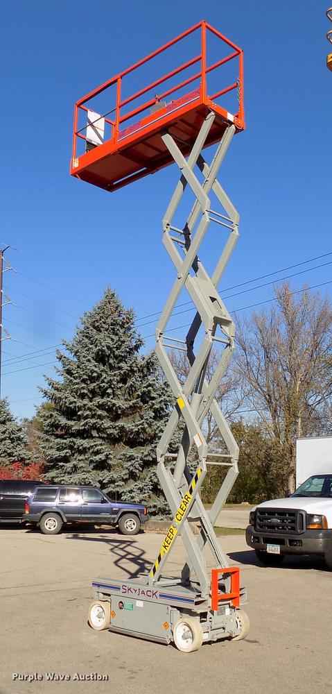 image for item EE9277 2000 Sky Jack SJIII 3219 scissor lift