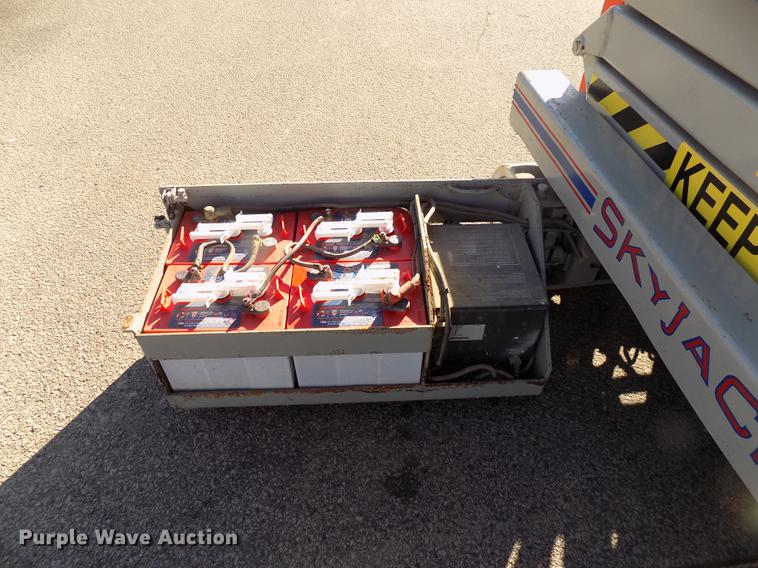 image for item EE9277 2000 Sky Jack SJIII 3219 scissor lift