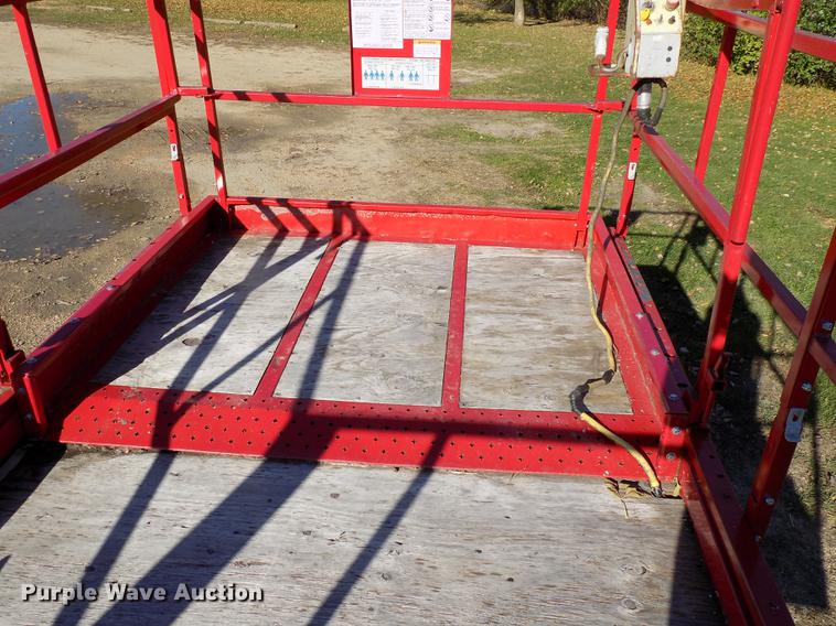 image for item EE9287 1996 Mec 33RT rough terrain scissor lift