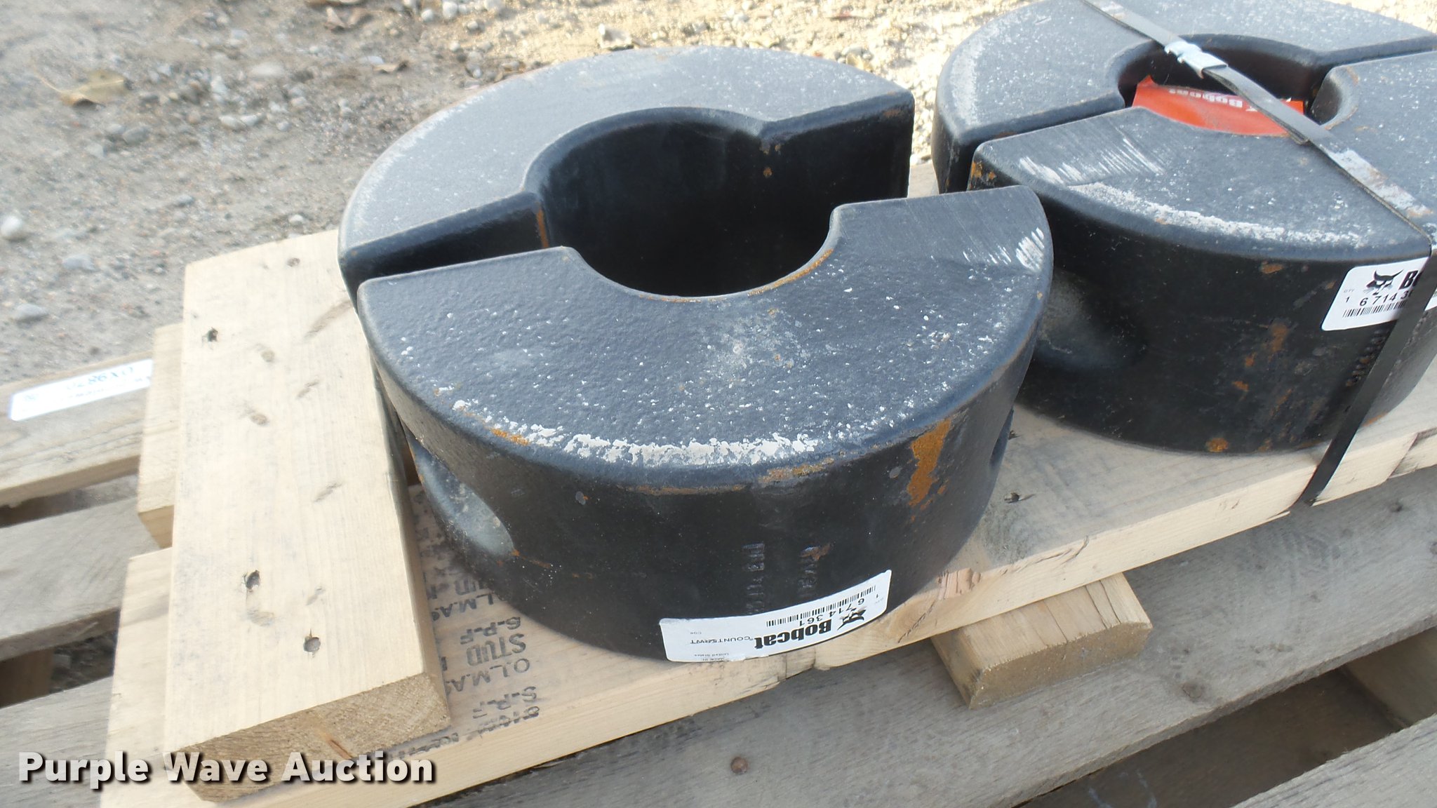 Bobcat counterweight in Wichita, KS Item DX9870 sold Purple Wave