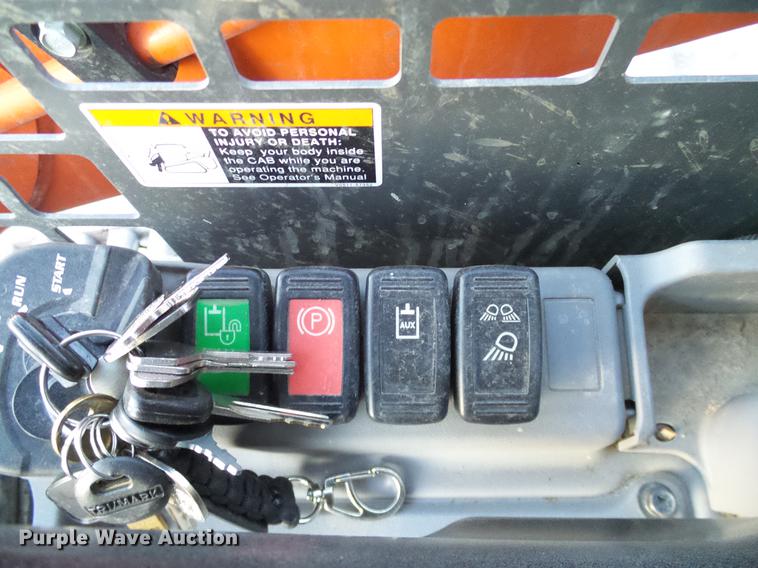 image for item DD1446 2015 Kubota SVL90-2 skid steer