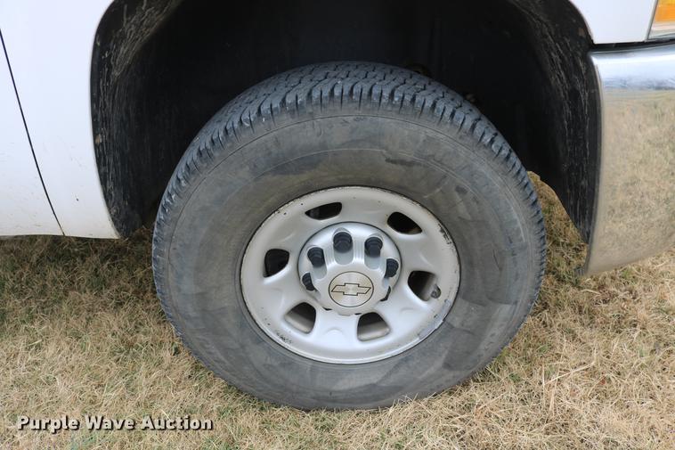 image for item DD1474 2008 Chevrolet Silverado 3500HD utility bed pickup truck