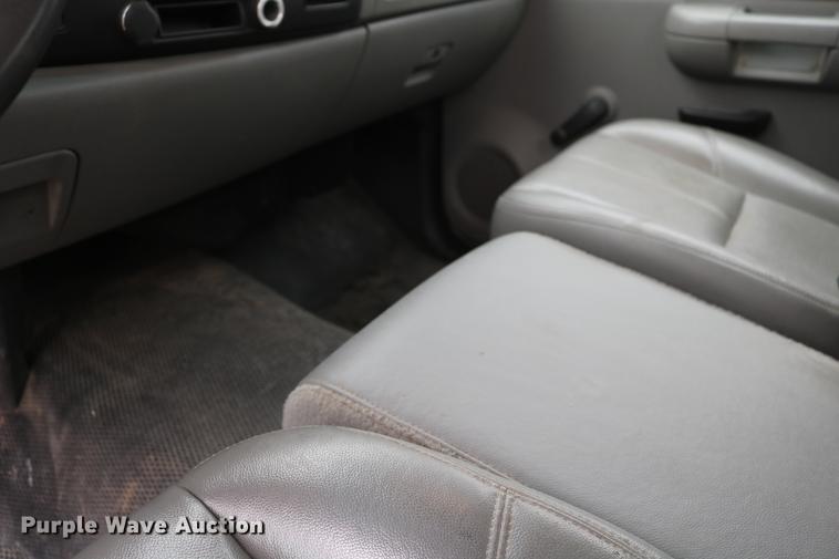 image for item DD1475 2008 Chevrolet Silverado 3500HD utility bed pickup truck