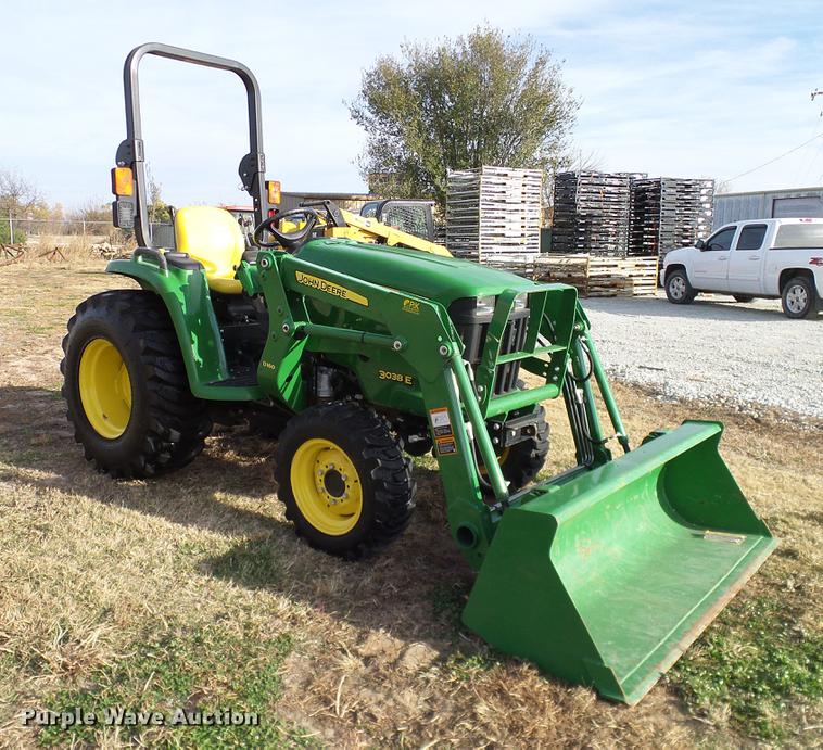image for item DD1478 2015 John Deere 3038E MFWD tractor