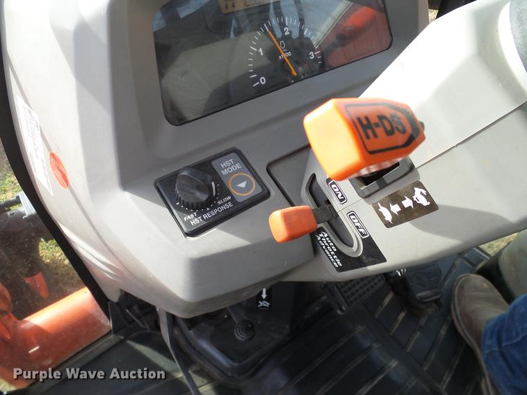 image for item DD1480 2011 Kubota L3240HSTC MFWD tractor