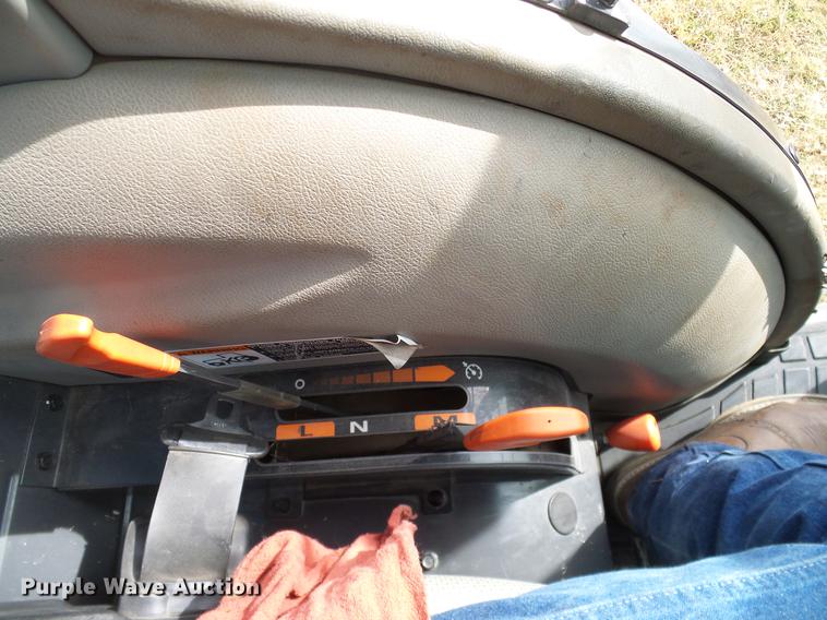 image for item DD1480 2011 Kubota L3240HSTC MFWD tractor