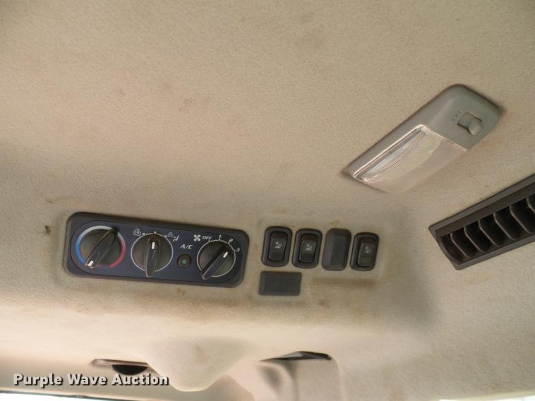 image for item DD1480 2011 Kubota L3240HSTC MFWD tractor