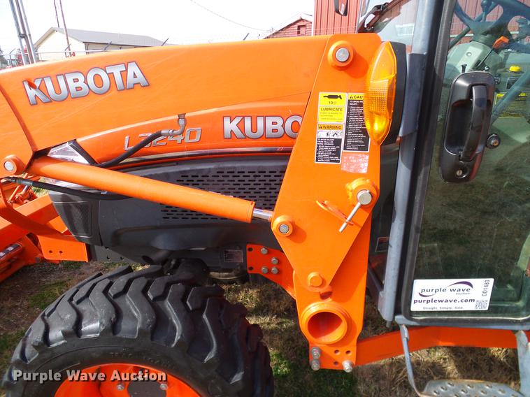 image for item DD1480 2011 Kubota L3240HSTC MFWD tractor