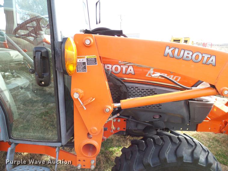 image for item DD1480 2011 Kubota L3240HSTC MFWD tractor