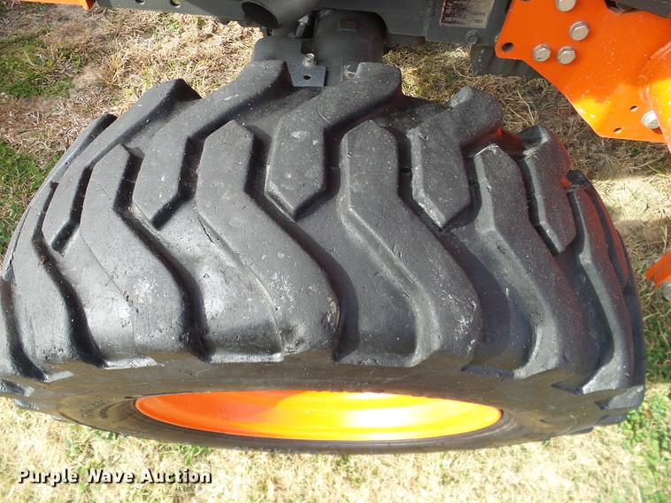 image for item DD1480 2011 Kubota L3240HSTC MFWD tractor