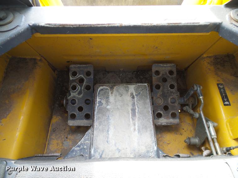 image for item DD1481 2005 Gehl 4840E skid steer