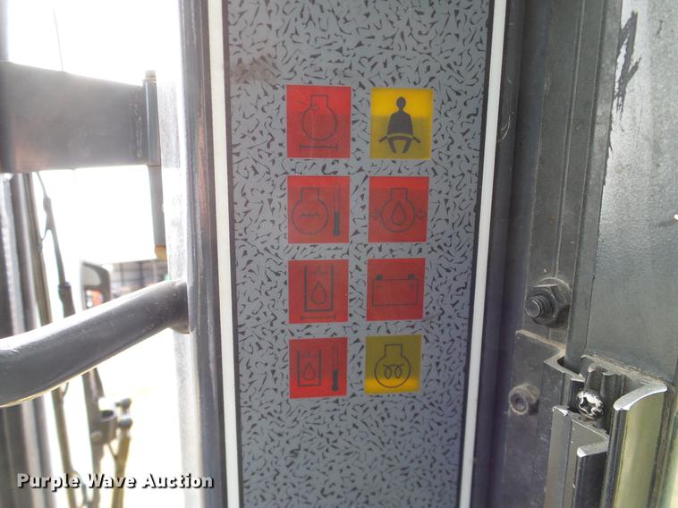 image for item DD1481 2005 Gehl 4840E skid steer