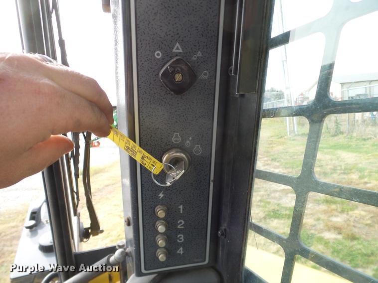 image for item DD1481 2005 Gehl 4840E skid steer