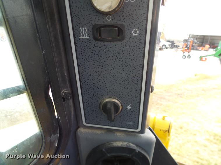 image for item DD1481 2005 Gehl 4840E skid steer