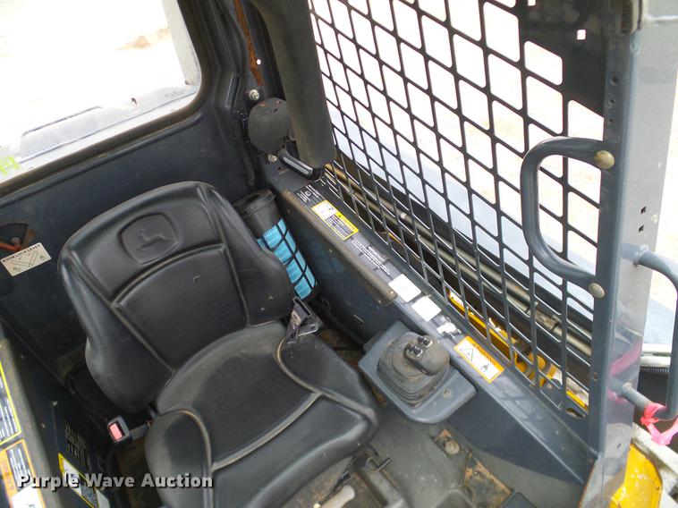 image for item DD1485 2010 John Deere 323D skid steer