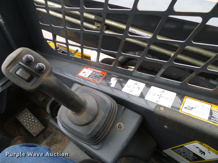 image for item DD1485 2010 John Deere 323D skid steer