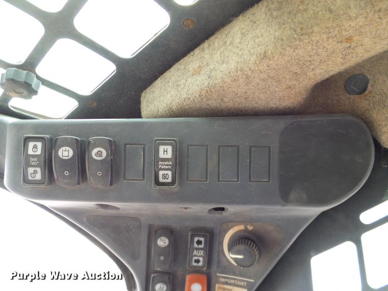 image for item DD1485 2010 John Deere 323D skid steer