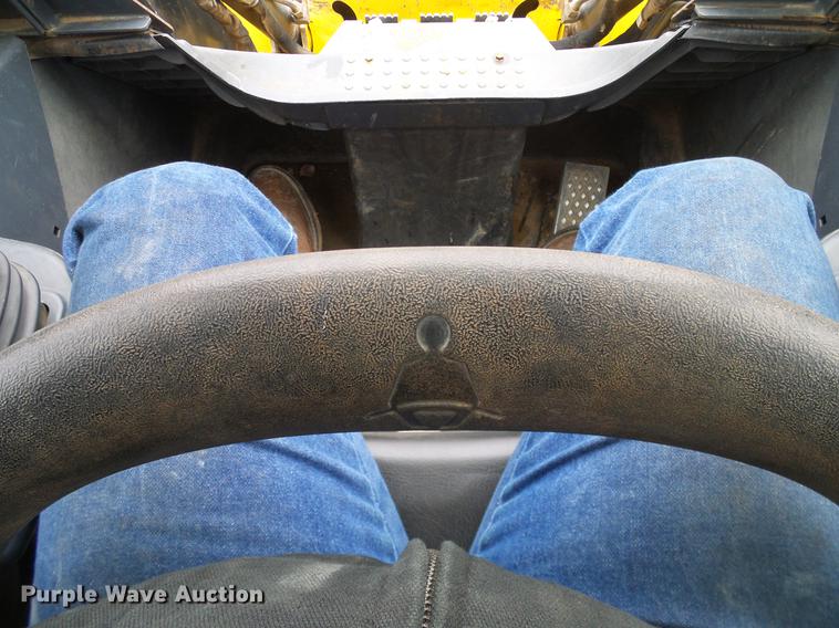 image for item DD1485 2010 John Deere 323D skid steer