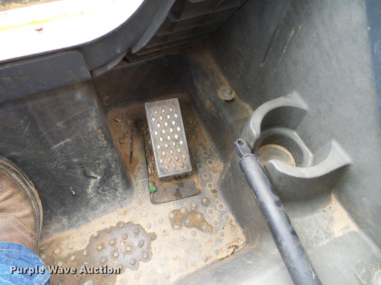 image for item DD1485 2010 John Deere 323D skid steer