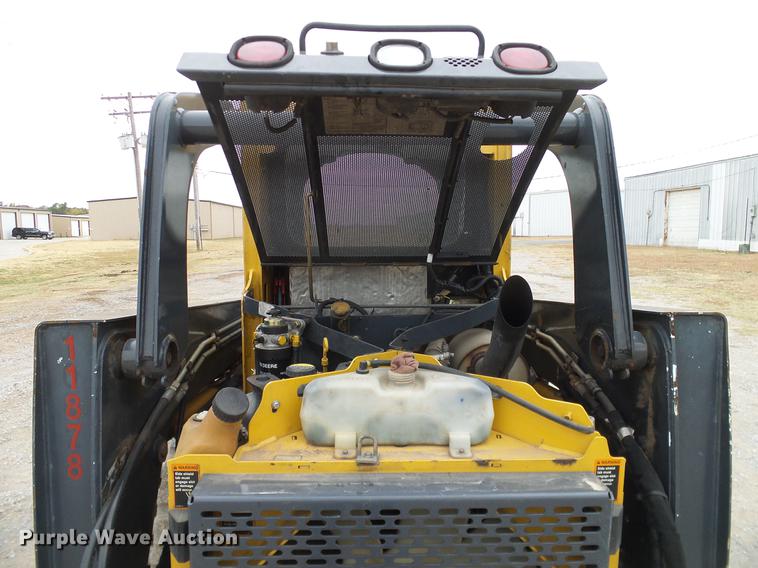 image for item DD1485 2010 John Deere 323D skid steer