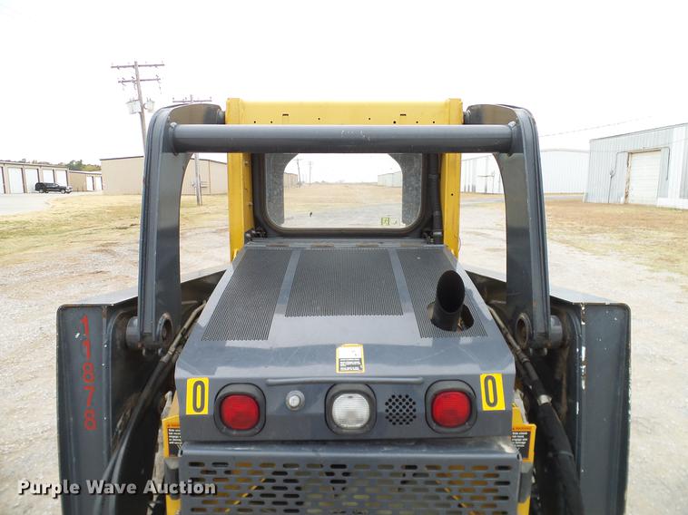 image for item DD1485 2010 John Deere 323D skid steer